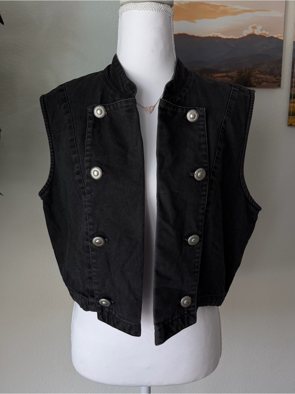 Black Sleeveless Military-Style Crop Jacket